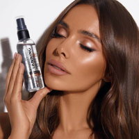 Спрей за тен на ByRokko, продукт от Glammed up Bundle за автобронзиране, държан от брюнетка,  показвайки невероятните резултати, които може да постигне продукта за автобронзиране.