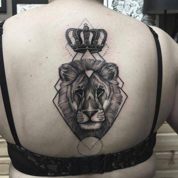 Tatouage Lion Couronne Dos Femme