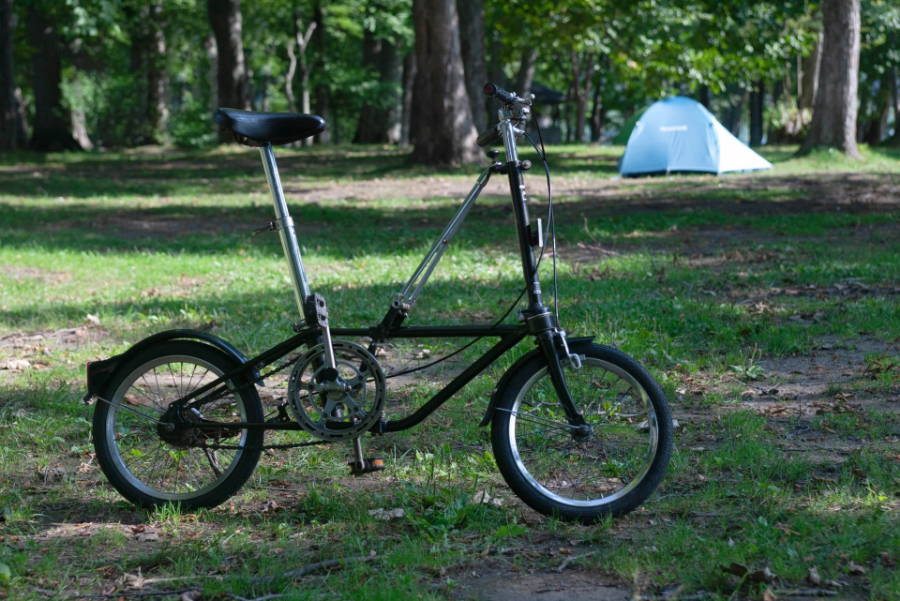 キャンプ場と折りたたみ自転車