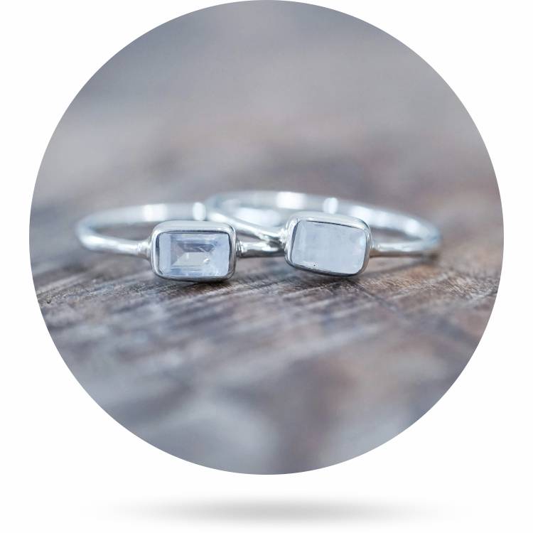baguette-cut-stone-alternative-ring-horizontal-baquette-moonstone-ring