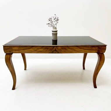 Tisch aus Eichenholz mit schwarzer Glasplatte