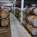 Chai traditionnel Dunnage Warehouse rempli de fûts de whisky en bois de la distillerie Ardnamurchan dans les Highlands de l'ouest d'Ecosse