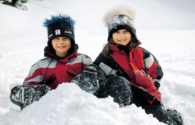 Kinder spielen im Schnee: Winter in Pfronten im Allgäu von Ihrer Ferienunterkunft aus erleben.