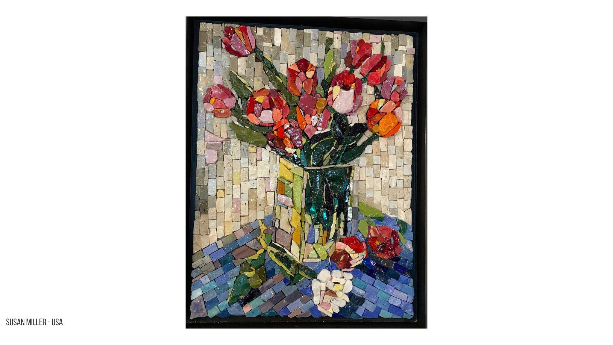 Mozaiek stilleven van een boeket rode tulpen in een vaas op een blauw tafelblad. Gebruikte materiaal is Smalti.