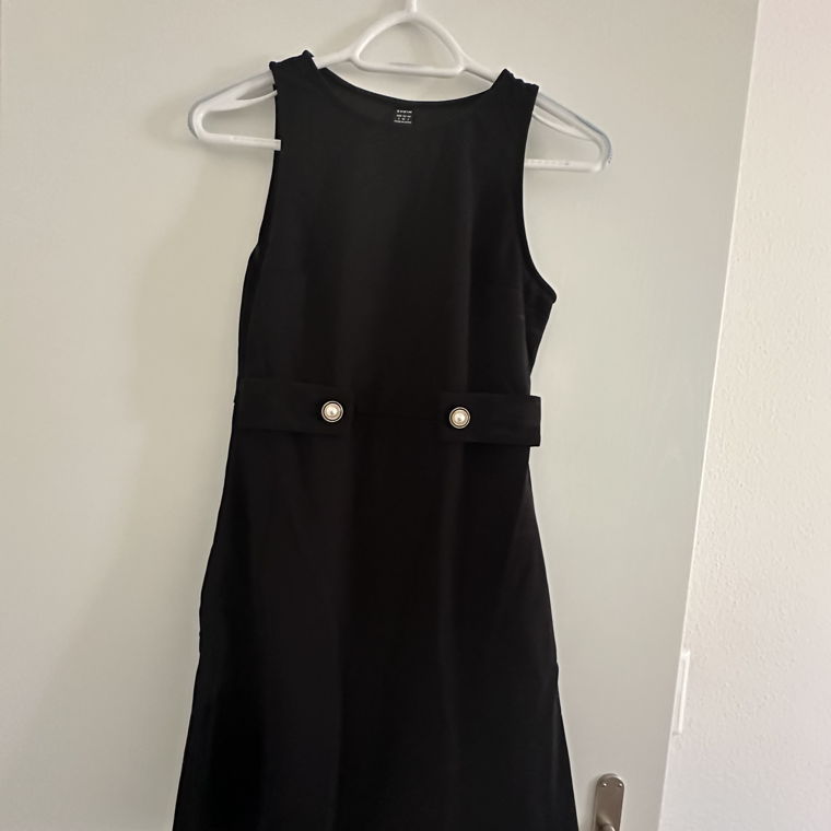schwarzes Kleid