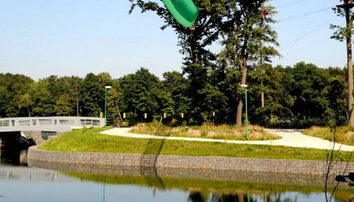 treetree seilbrücke über fluß