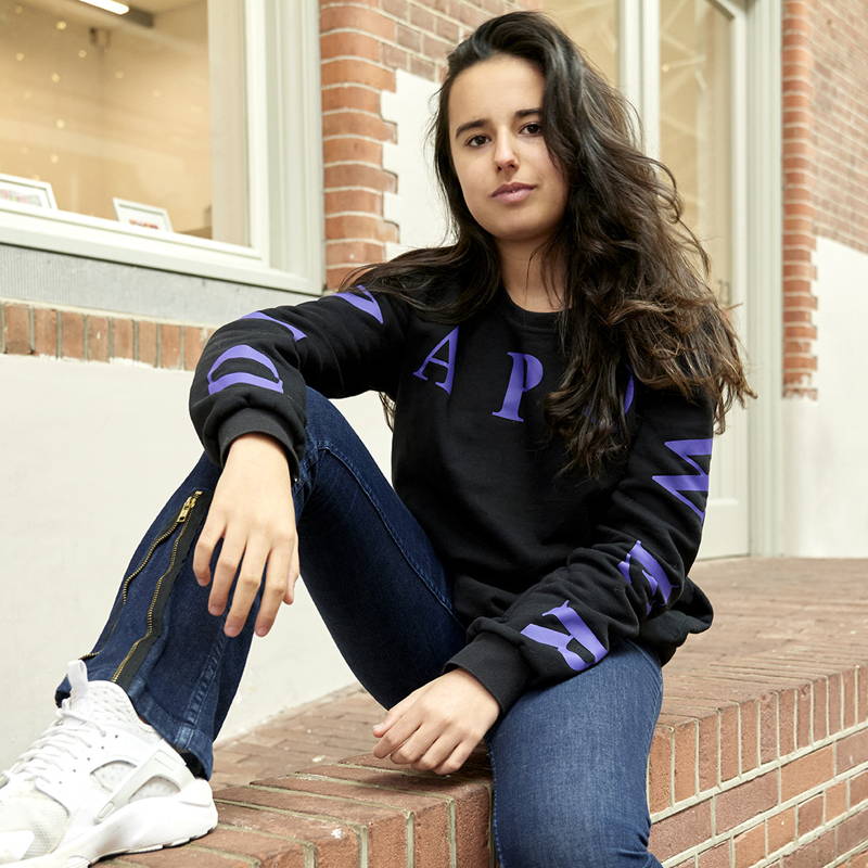 Vrouw met duurzame kleding