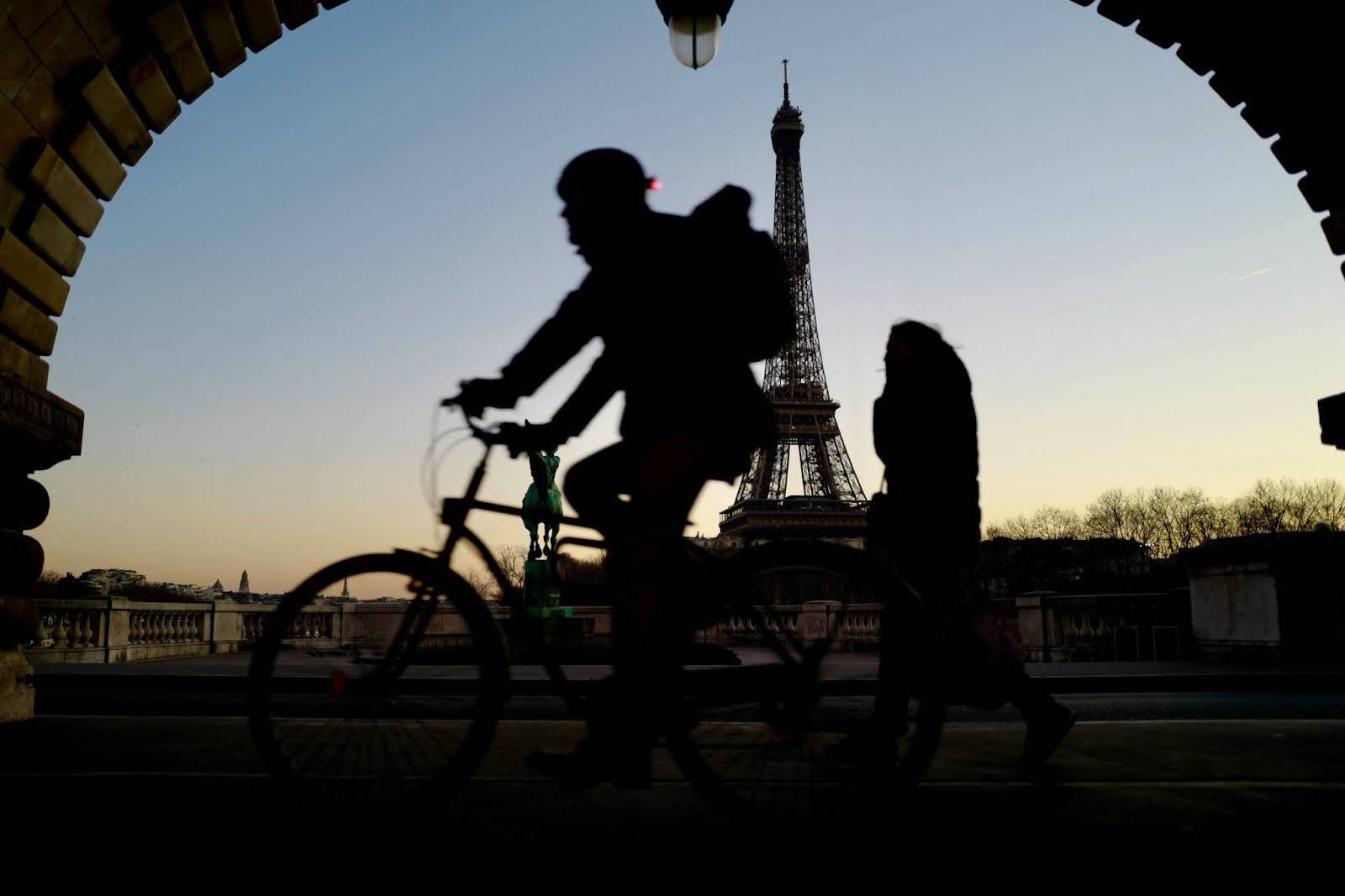 Une personne se rend au travail à Paris avec son vélo pliant