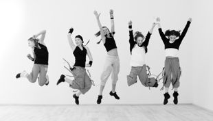 tanzstudios nett friends jumping