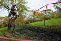 Cycliste sur son velo dans la boue