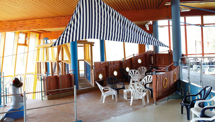 bg wonnemar sonthofen erlebnisbad innen piratenschiff tische