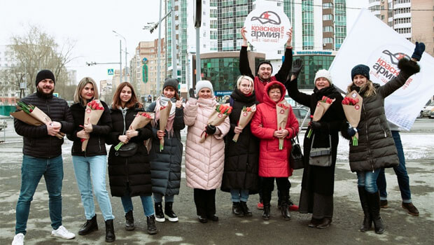 Радио «Красная Армия» подарило девушкам полный багажник тюльпанов - Новости радио OnAir.ru