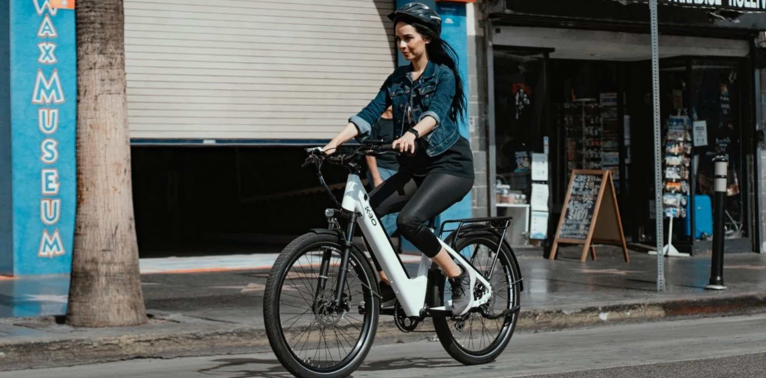 Imagen de recurso de una chica rodando con su e-bike.
