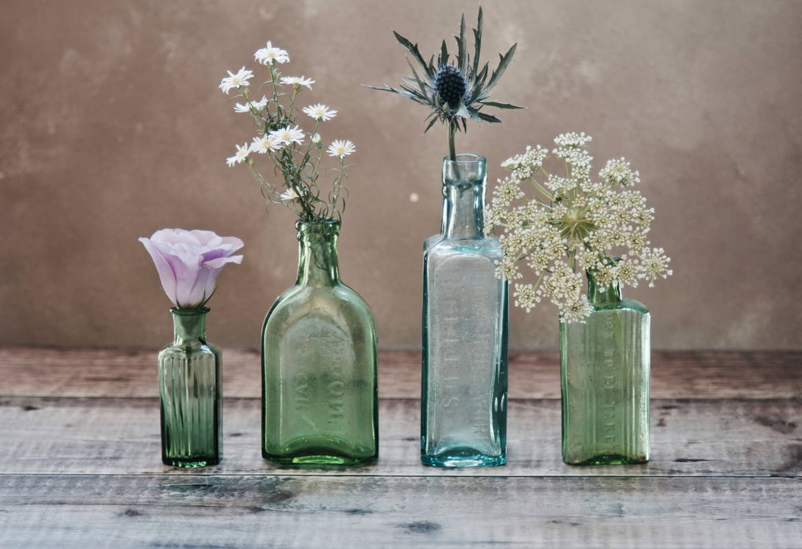 vases fabriqués à partir de bouteilles de vin en verre