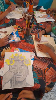 crianças aprendendo a como desenhar