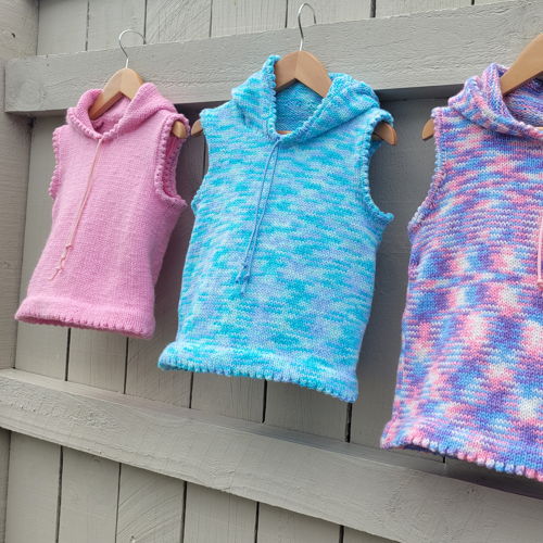 Child’s sleeveless hoodie in 8 ply knitting pattern