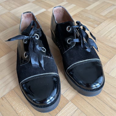 Oxford style shoe with satin laces