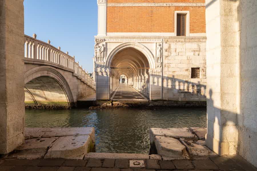 Explore Venice: Guided Doge’s Palace Tour & Shared Gondola Ride - photo 3