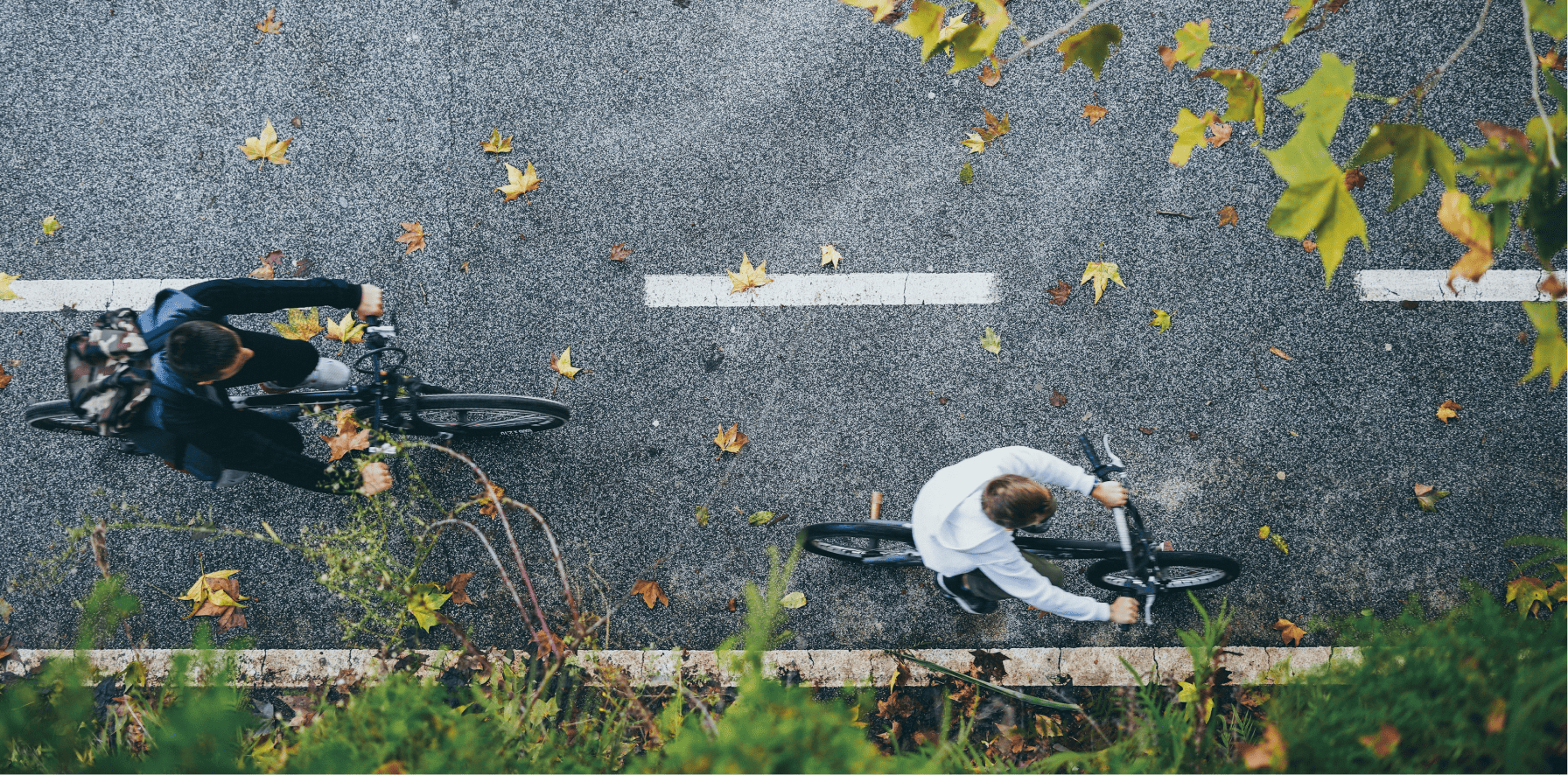 personas manejando bici electrica en la ciclovía contra el viento