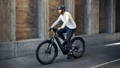Gazelle Paris C7 elektrische stadsfiets met lage instap, afgebeeld in zijaanzicht op neutrale achtergrond, met Bosch middenmotor, gesloten kettingkast, verende voorvork en zadelpen, MIK-bagagedrager en spatborden – gericht op comfortabel dagelijks gebruik en woon-werkverkeer.