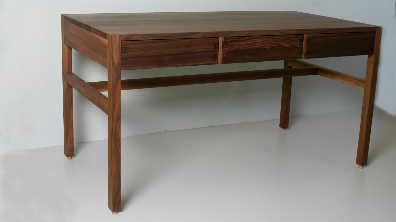 Schreibtisch in Nussbaum in leichtem Design