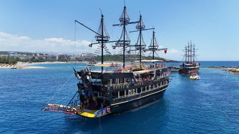 Side: Dolphin Island Boat Trip with Lunch and Swim Stops