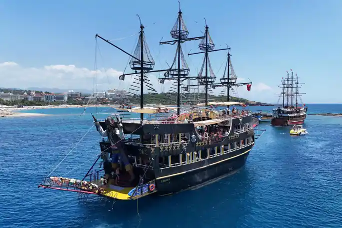 Side: Dolphin Island Boat Trip with Lunch and Swim Stops