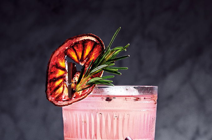 Gin tonic au sirop de grenade et au poivre rose