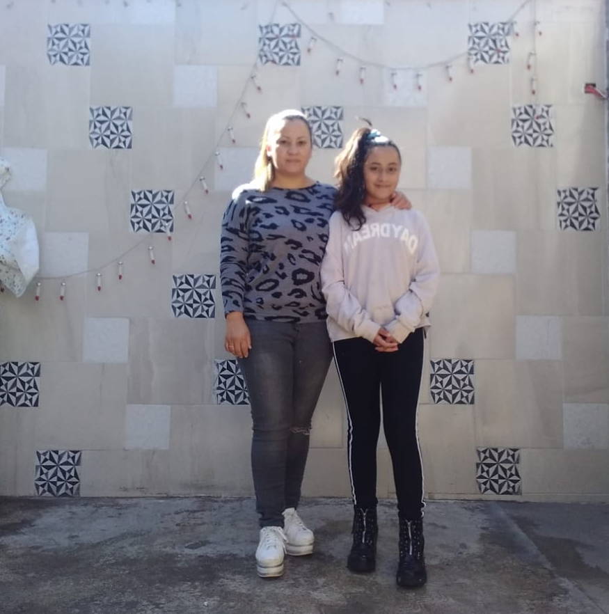 Tania Rosales con su hija Zara