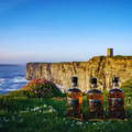 Bouteilles de Single Malt Scotch Whiskies Highland Park 10, 12 et 18 ans posées en bord de falaise près de la distillerie Highland Park dans l'archipel des Orcades Orkney d'Ecosse