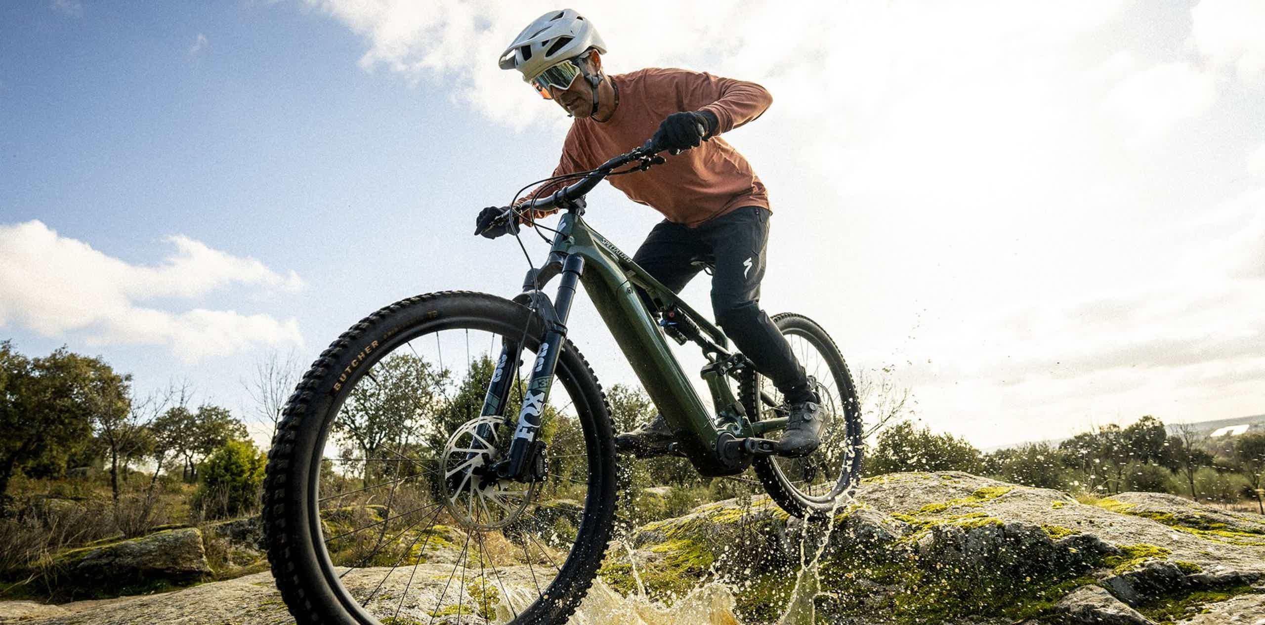 Imagen de recurso de una persona rodando con una e-MTB.