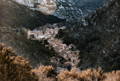 Panorama d'un village entre collines