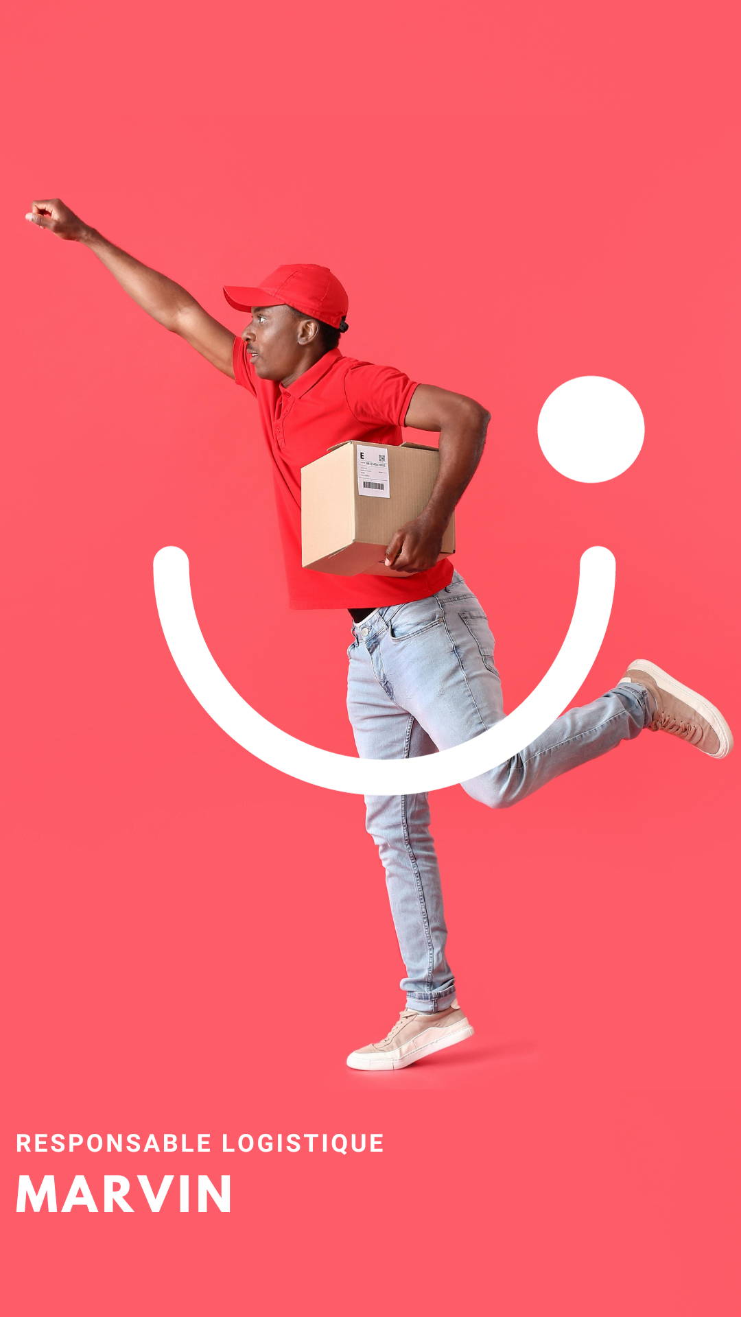 Présentation de l'équipe NekoTea Responsable Logistique Marvin en action, courant avec un colis sous le bras, vêtu d'un uniforme rouge et de jeans, sur fond rouge, avec un sourire graphique en arrière-plan. 