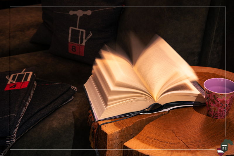 📖☕️ Man kann Urlaub nicht verlängern.
Aber man kann die Zeit verlangsamen.

Ein gutes Buch, eine Tasse frisch aufgebrühten Tee und ein gemütlicher Platz zum Zurücklehnen.
Kein Terminkalender. Kein Müssen. Kein Blick auf die Uhr.

____________________