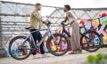 Gazelle Paris C7 elektrische stadsfiets met lage instap, afgebeeld in zijaanzicht op neutrale achtergrond, met Bosch middenmotor, gesloten kettingkast, verende voorvork en zadelpen, MIK-bagagedrager en spatborden – gericht op comfortabel dagelijks gebruik en woon-werkverkeer.