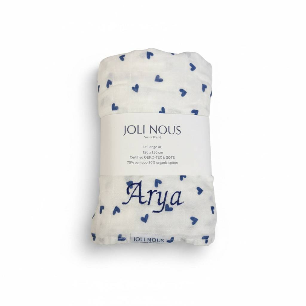 protège carnet de santé qualité bébé raffiné coeurs rouges pour bébé et enfant, en coton doux et bambou et respirant, certifié OEKO-TEX, idéal pour compléter une tenue d'enfant chic et confortable