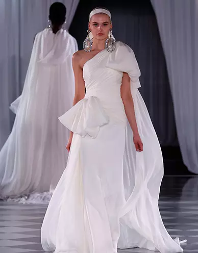 Un mannequin portant une robe de Giambattista Valli pendant la Fashion Week de Barcelone 2024