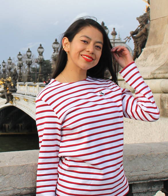 Mujer posando con camiseta tipica de Francia