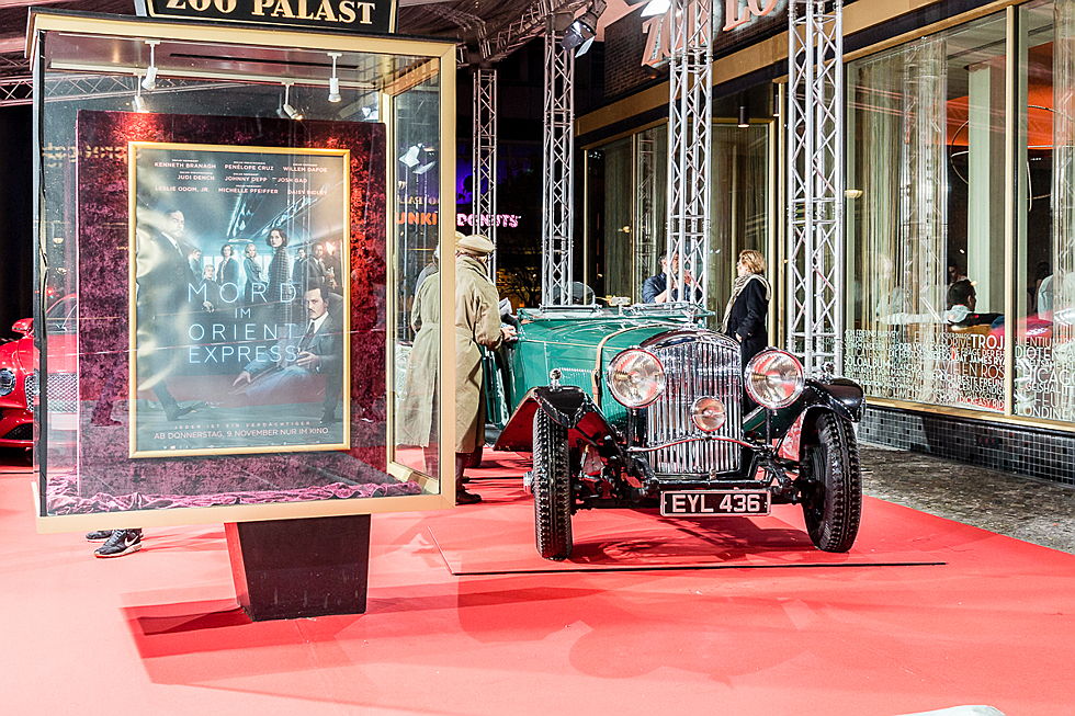  Berlin
- In Kooperation mit Bentley präsentierte Engel & Völkers Commercial einen Oldtimer aus dem Jahr 1934 auf dem roten Teppich vor dem Zoo Palast.