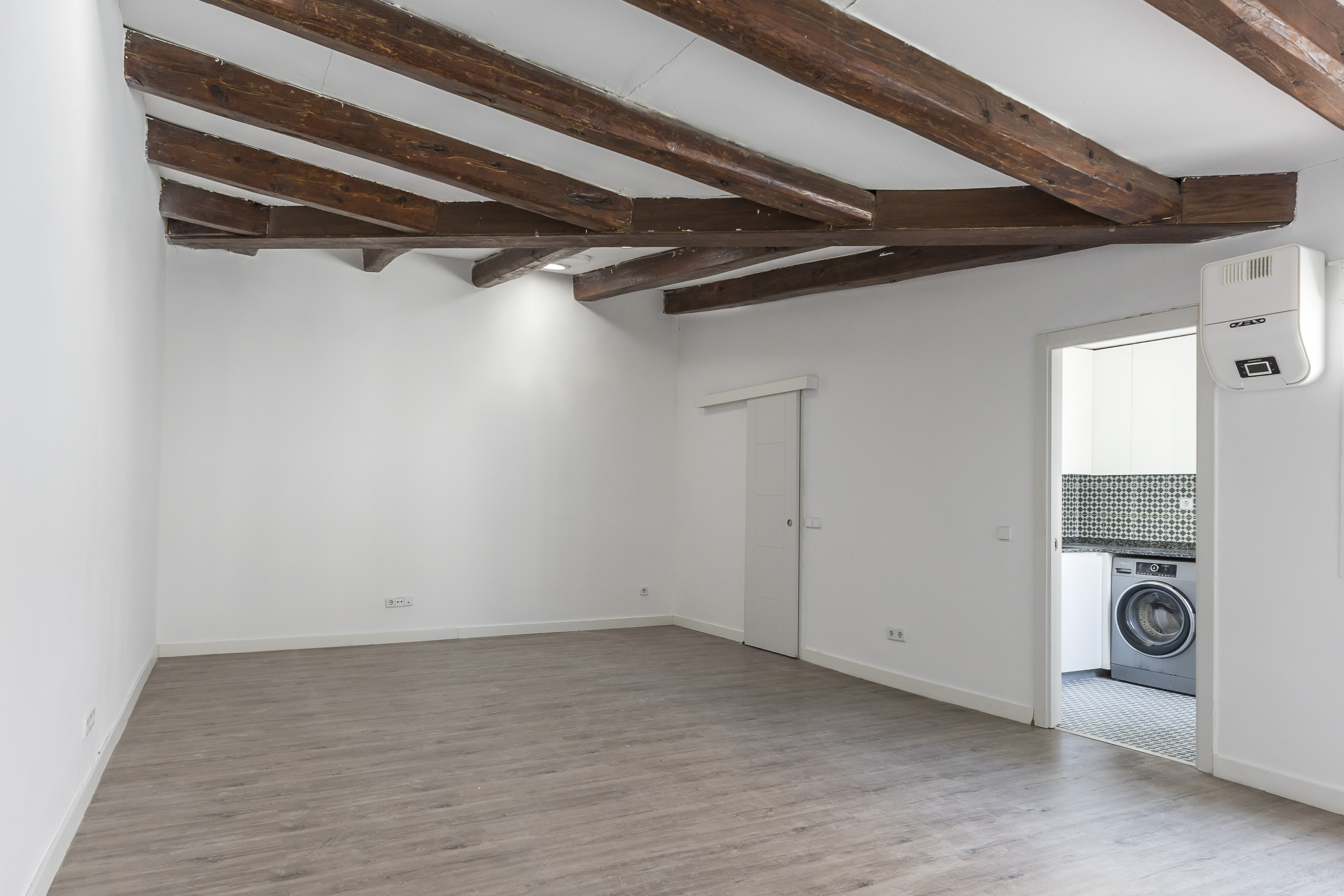 Bright, unfurnished one-bedroom, one-bathroom apartment in Malasaña - Image 2