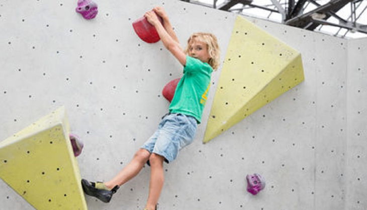 stuntwerk köln kind schaut von kletterwand