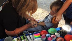 kind wird geschminkt