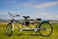 Gazelle Paris C7 elektrische stadsfiets met lage instap, afgebeeld in zijaanzicht op neutrale achtergrond, met Bosch middenmotor, gesloten kettingkast, verende voorvork en zadelpen, MIK-bagagedrager en spatborden – gericht op comfortabel dagelijks gebruik en woon-werkverkeer.