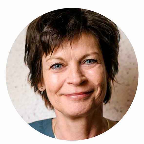 Kobieta o krótkich brązowych włosach