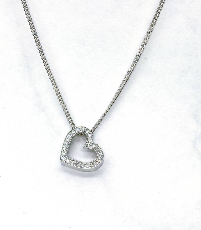 Chaîne avec un pendentif en or blanc en forme de coeur  avec pavé de diamants