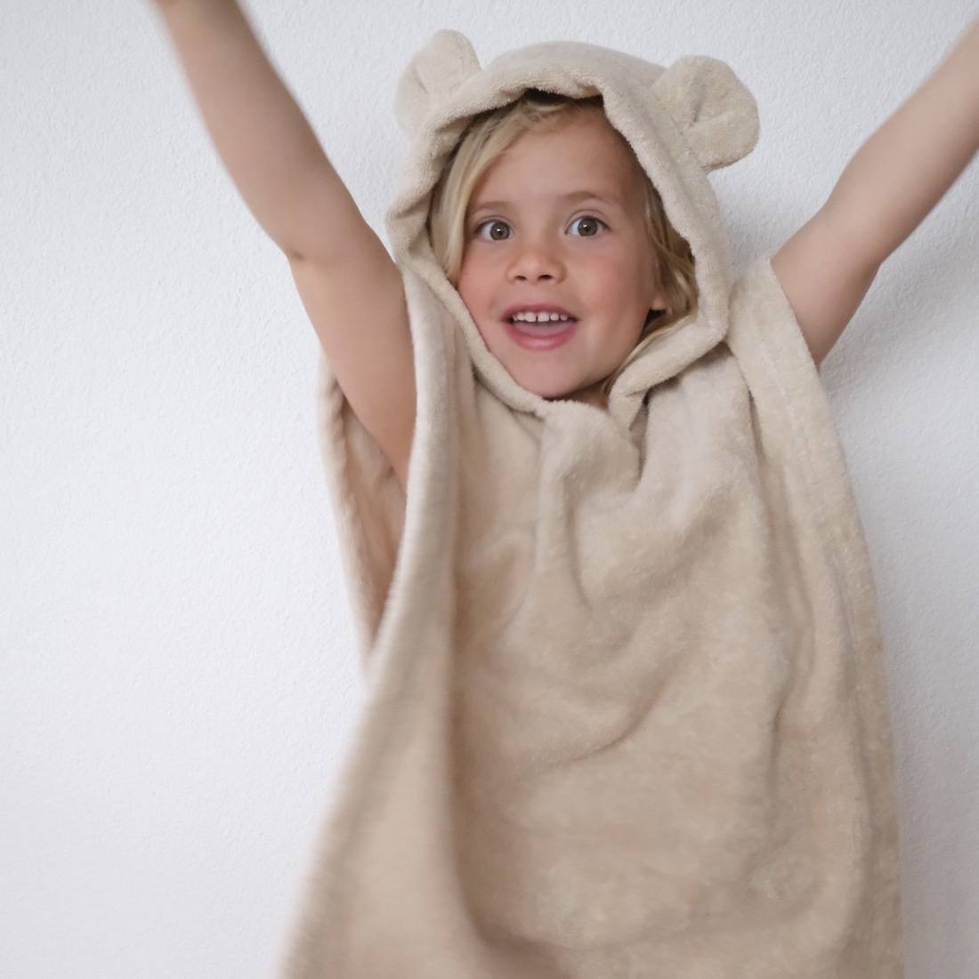 poncho pratique unisexe confortable piscine plage bain lac cadeau fille anniversaire garçon joli nous suisse linge plage pratique confortable éponge absorbant doux 100% coton biologique GOTS crème enfant bébé 