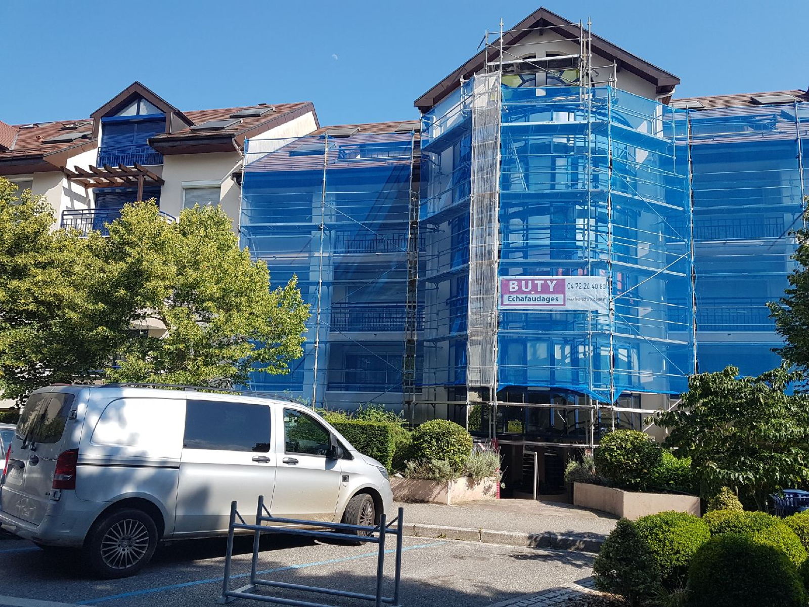 Échafaudage bâché sur un immeuble à Saint-André-de-Corcy