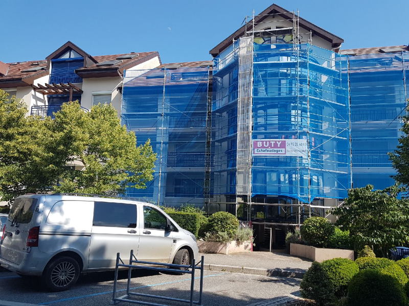 Échafaudage bâché sur un immeuble à Saint-André-de-Corcy