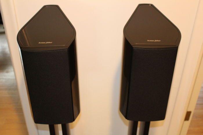 Sonus Faber Venre 1.5 Black With Matching Stands