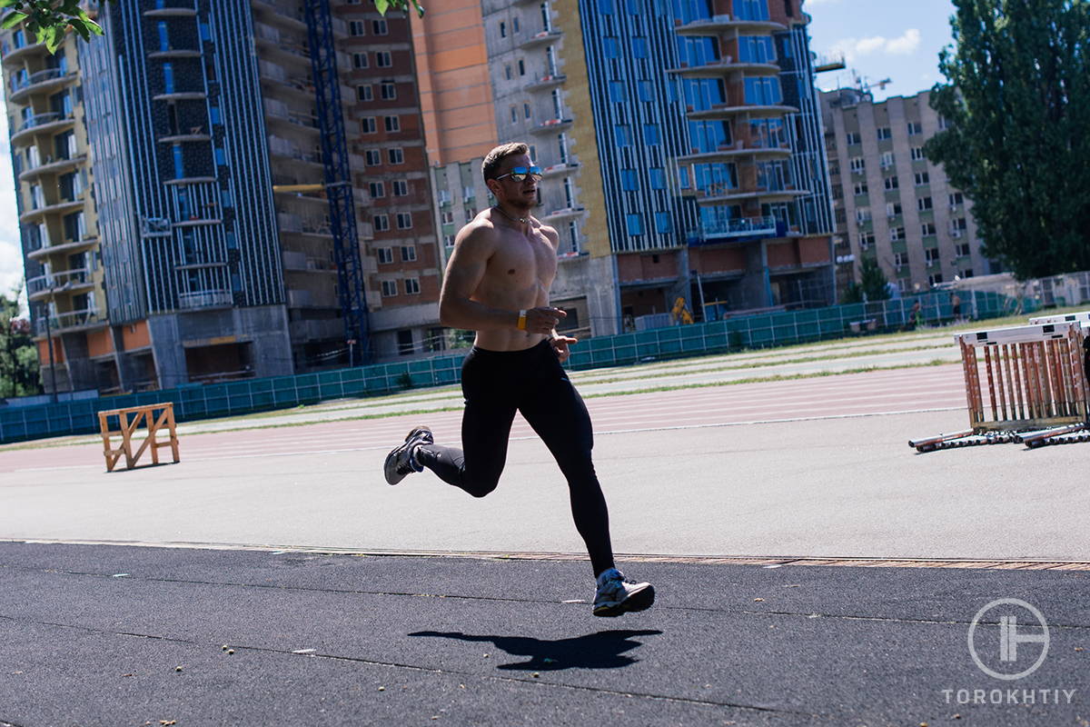 flat-shoes-lifting WBCM athlet runs on the stad